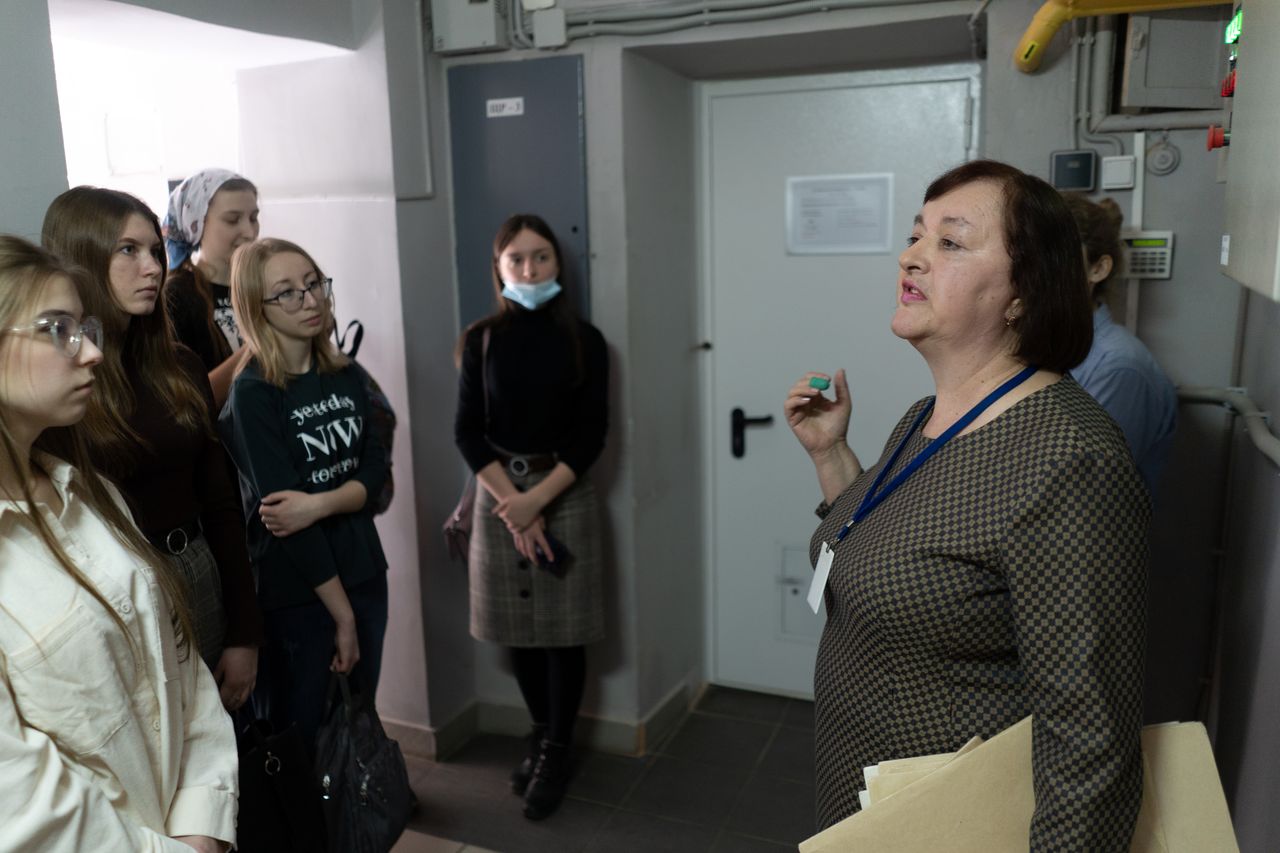 Заботливо Кладёт Член На Мягкие Сосцы Заботливо Кладёт Член На Мягкие Сосцы