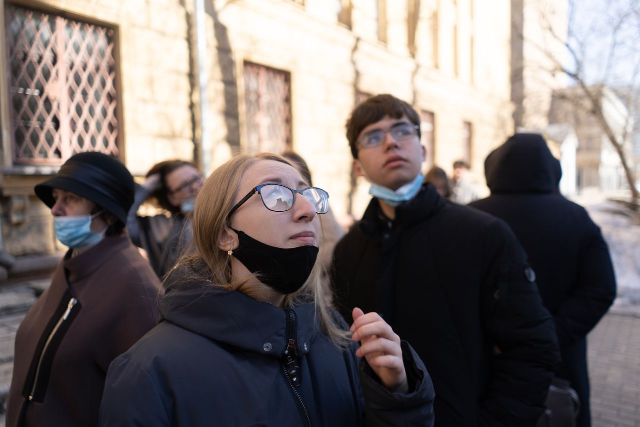 Заботливо Кладёт Член На Мягкие Сосцы Заботливо Кладёт Член На Мягкие Сосцы