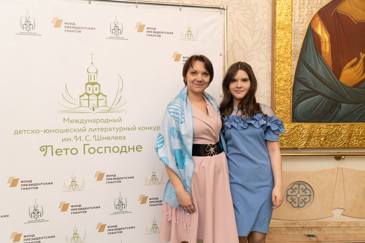 Голодная блондинка купила себе леденец